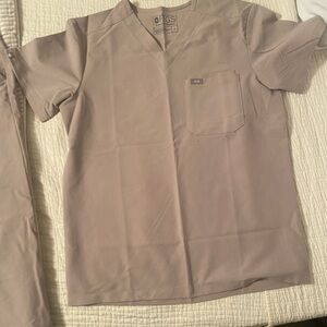 Mens FIGS scrub set jogger style. Small top and small bottoms